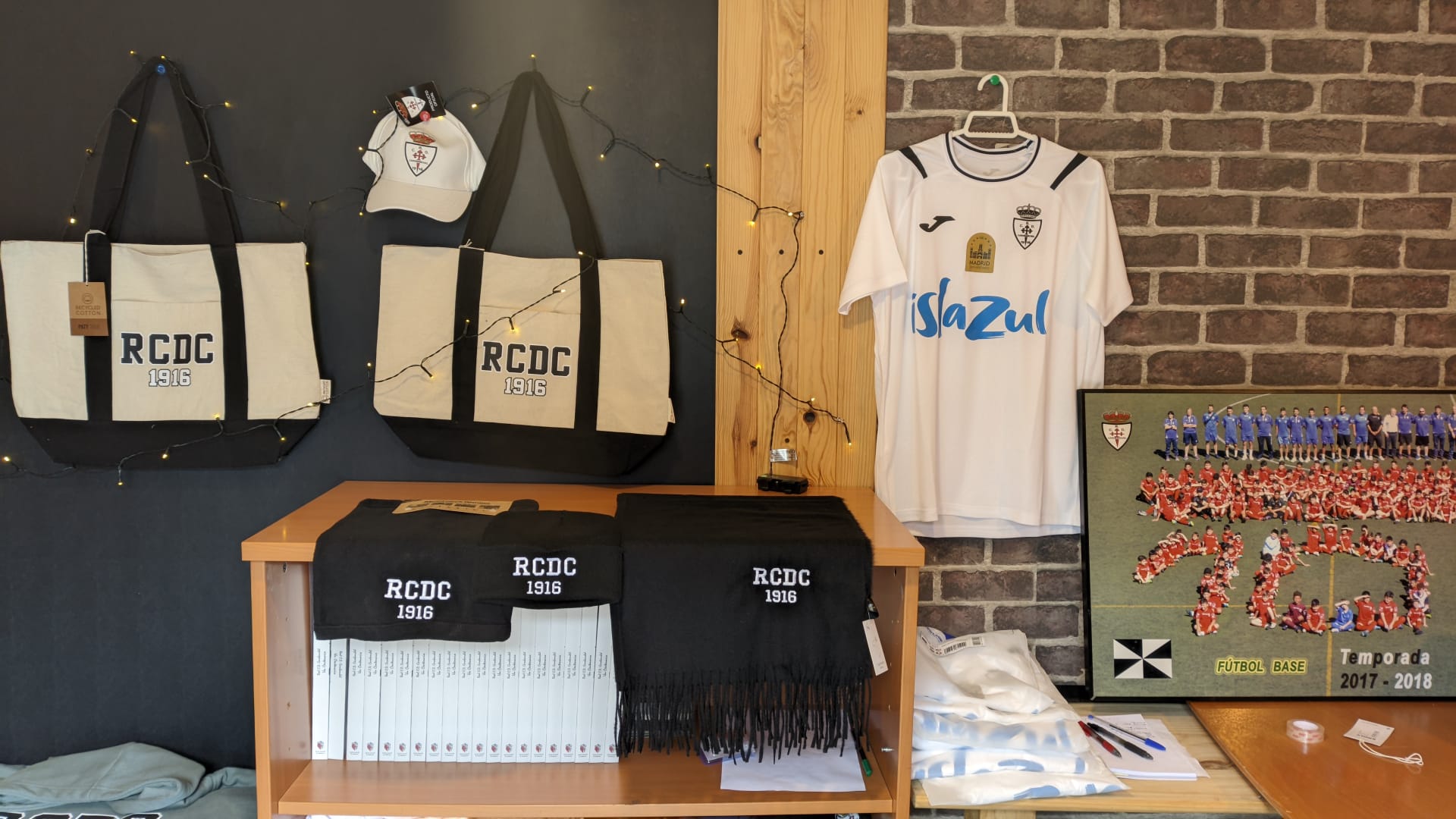 gorros bragas libros centenario y camiseta oficial carabanchel